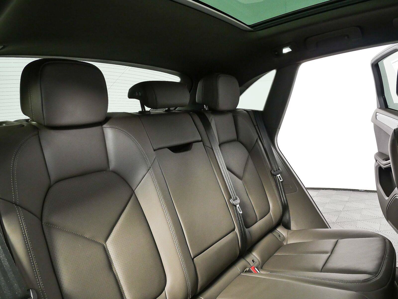 Used 2025 Porsche Macan Turbo AWD/4WD image 25