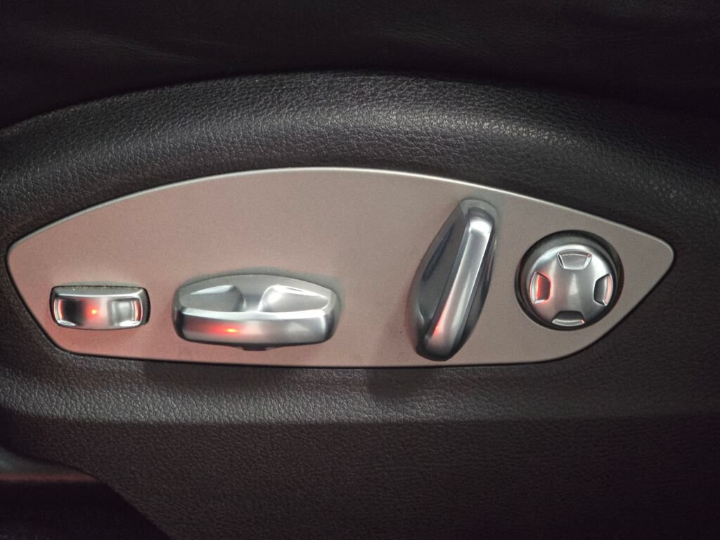 Certified 2024 Porsche Macan AWD/4WD image 33