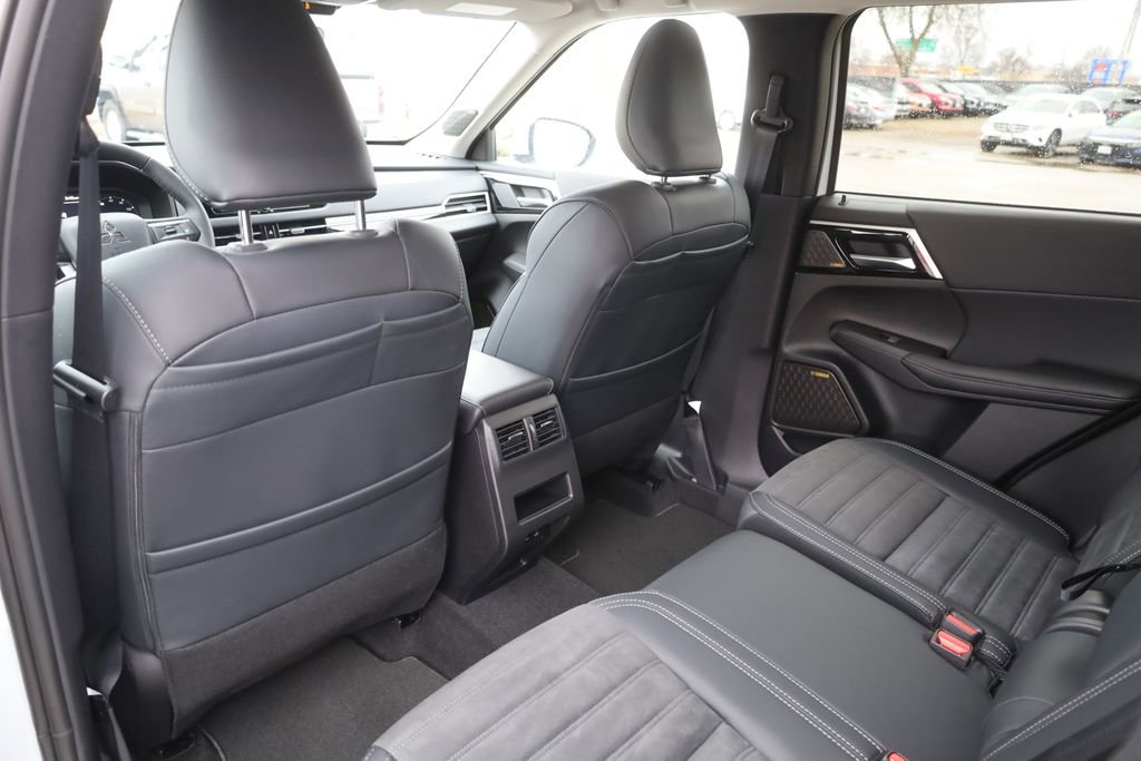New 2025 Mitsubishi Outlander SE image 32