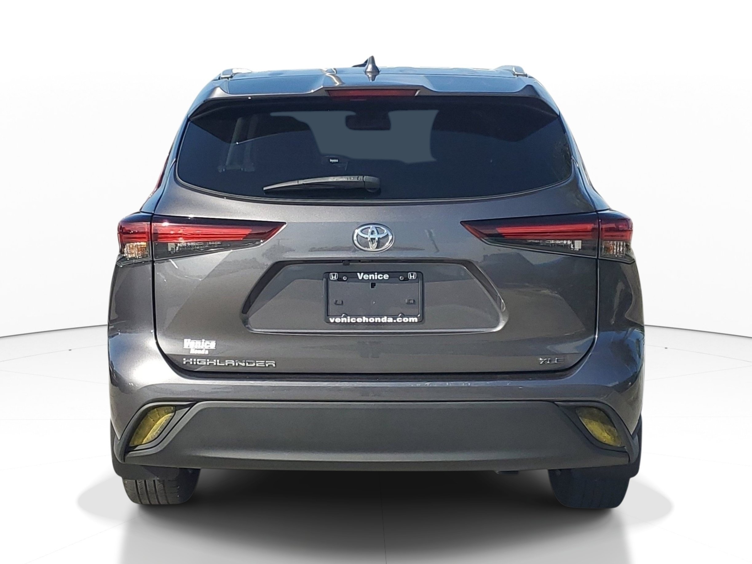 Used 2024 Toyota Highlander XLE FWD image 5