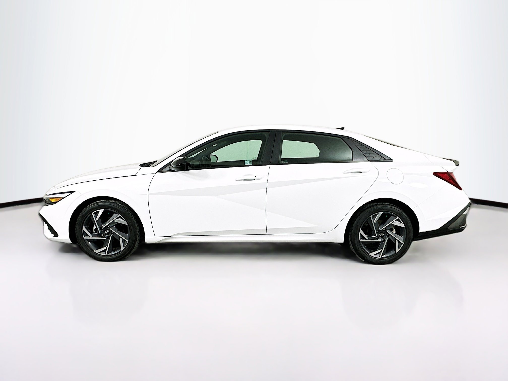 Used 2025 Hyundai Elantra Sport image 4