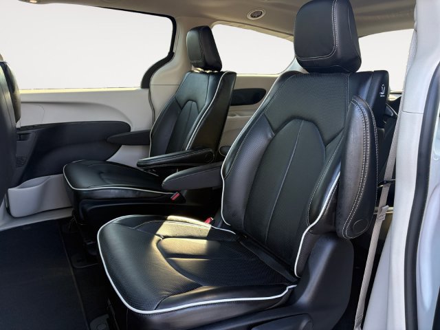 Used 2023 Chrysler Pacifica Limited FWD image 13