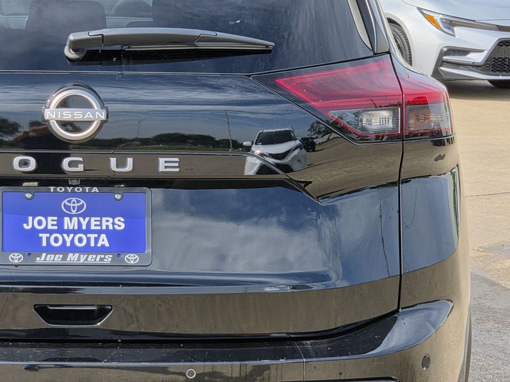 Used 2025 Nissan Rogue SV FWD image 9
