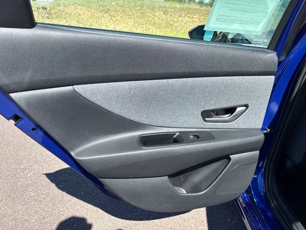 Used 2025 Hyundai Elantra Limited FWD image 12