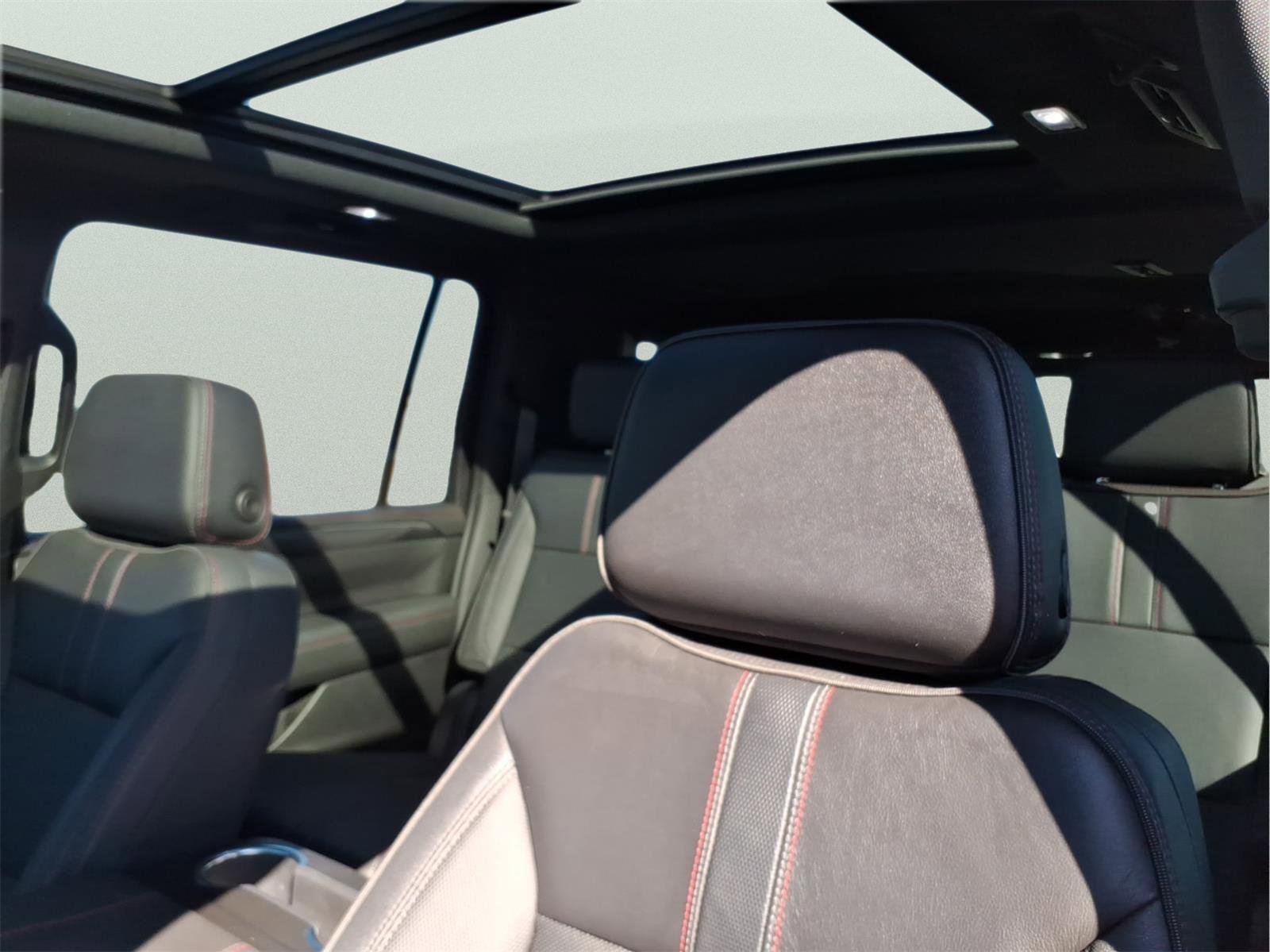 Used 2023 Chevrolet Suburban RST w/ Luxury Package image 13