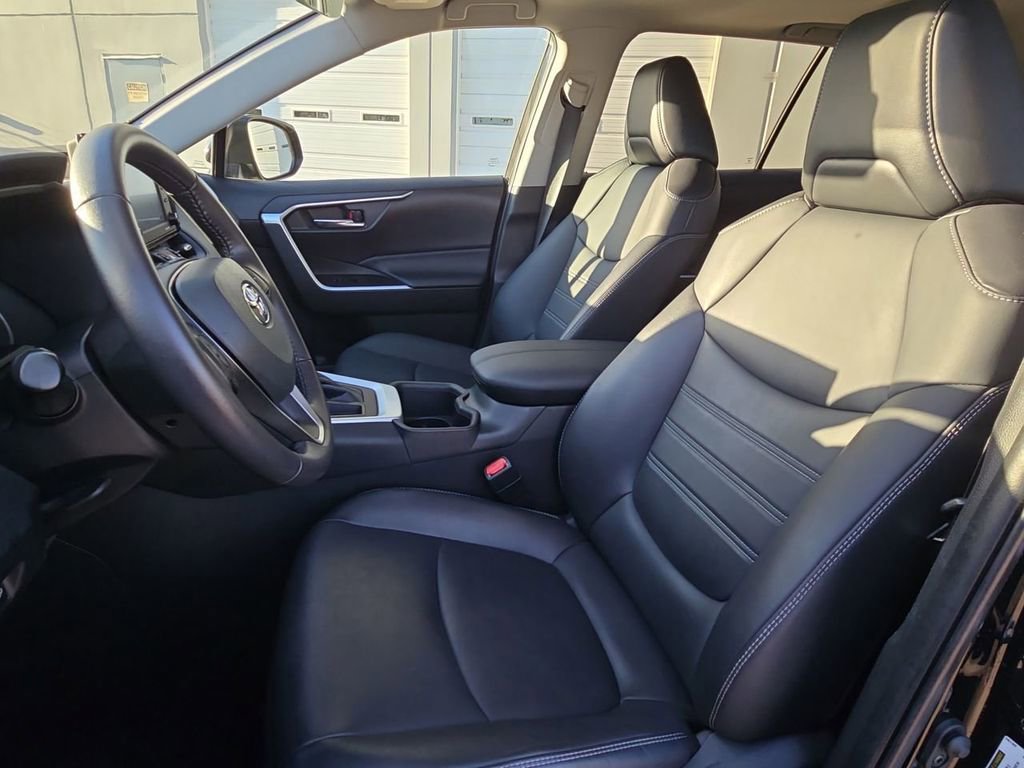 Used 2022 Toyota RAV4 XLE Premium image 15