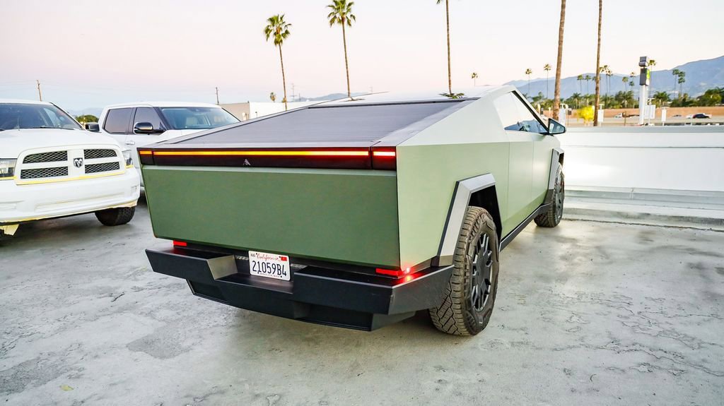 Used 2024 Tesla Cybertruck AWD Crew Cab image 9