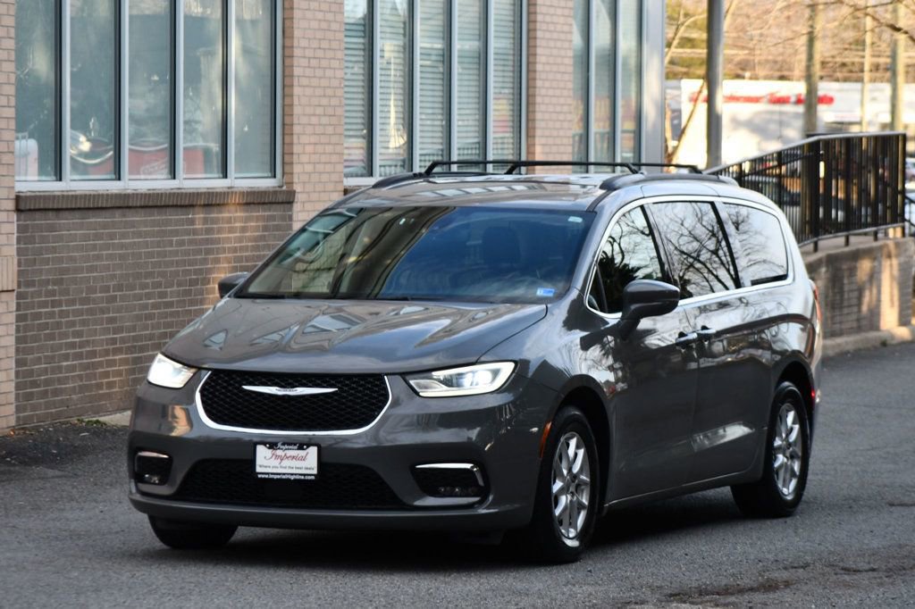 Used 2022 Chrysler Pacifica Touring-L image 3