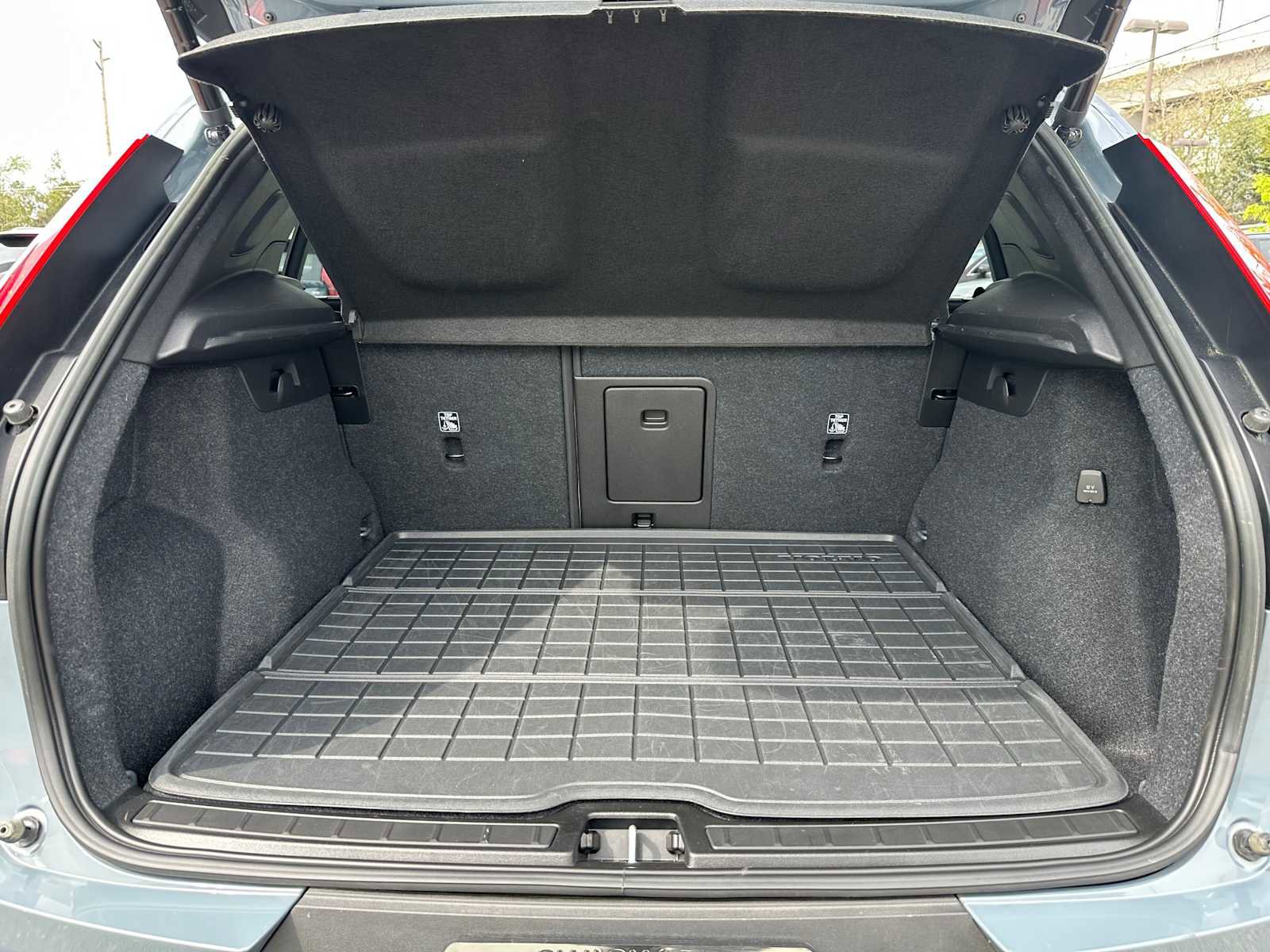 Certified 2023 Volvo XC40 B5 Plus w/ Protection Package Premier AWD/4WD image 15