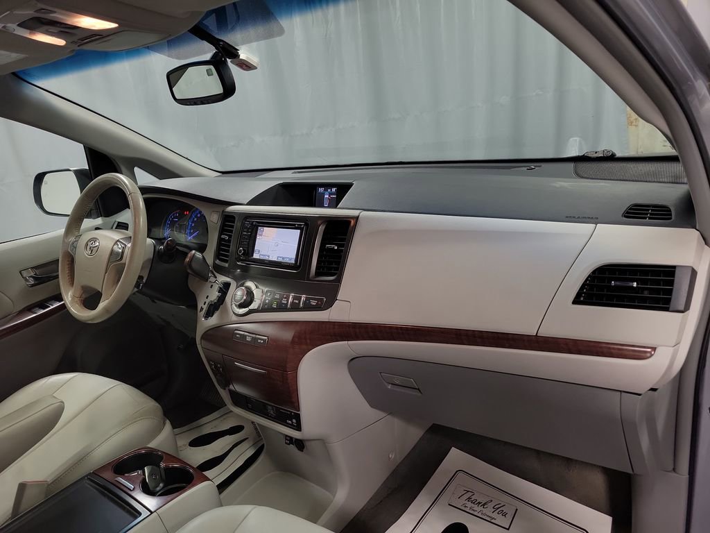 Used 2014 Toyota Sienna XLE image 31