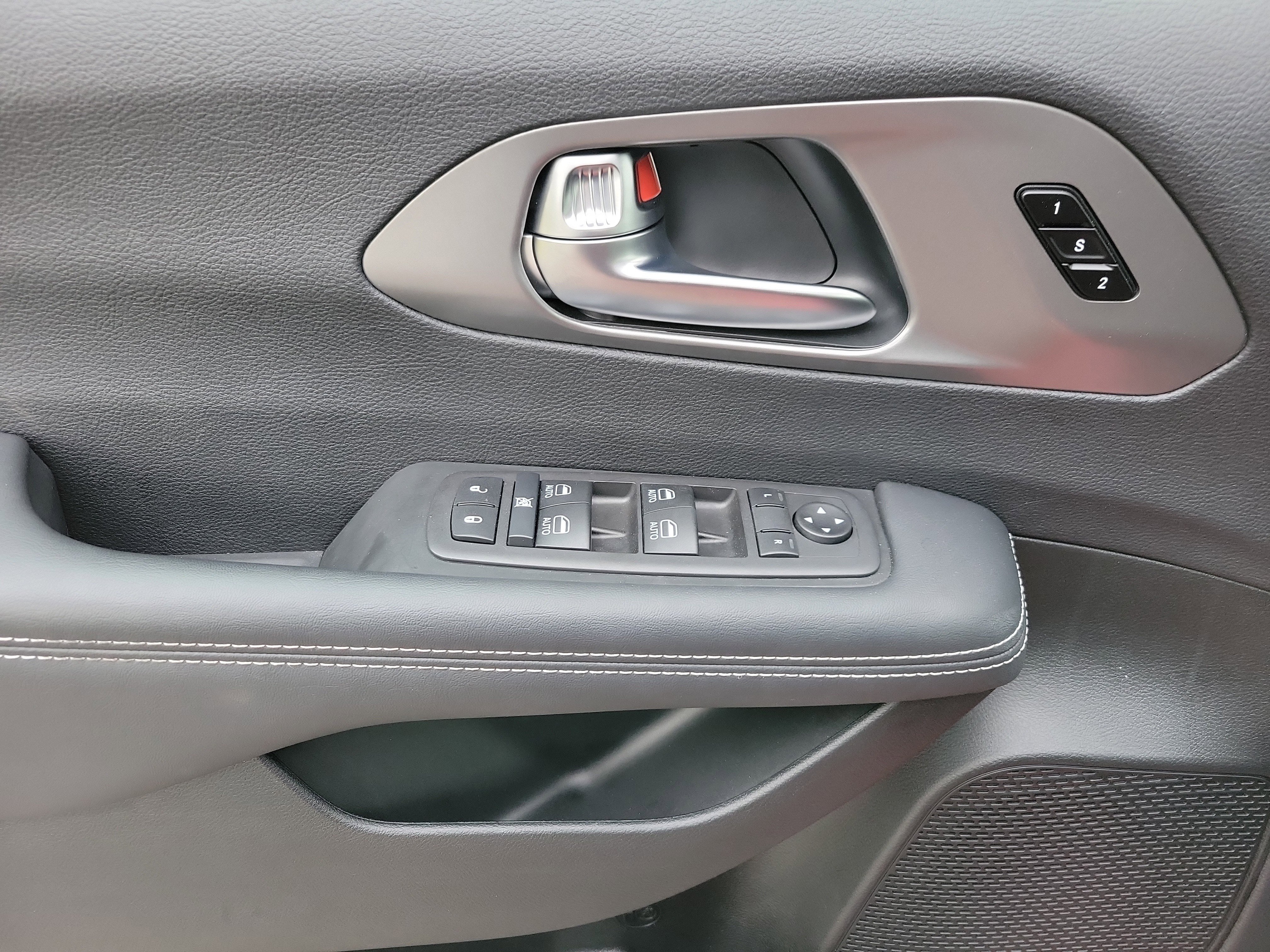 Used 2025 Chrysler Pacifica Select FWD image 7