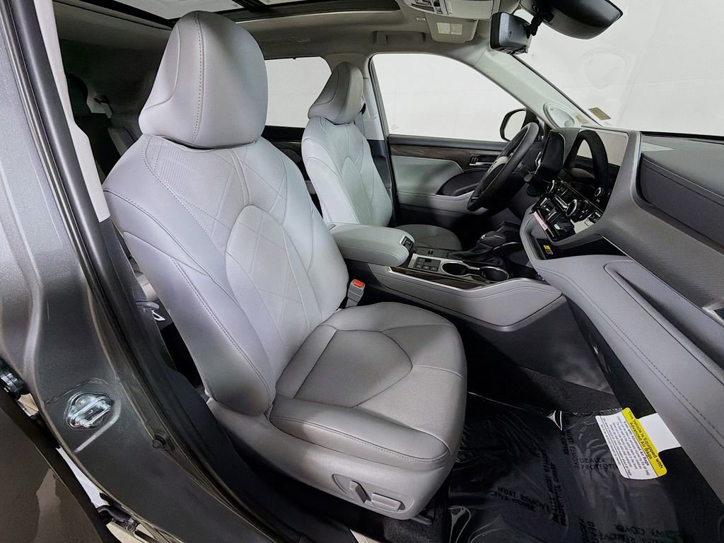 New 2026 Toyota Highlander Platinum image 24