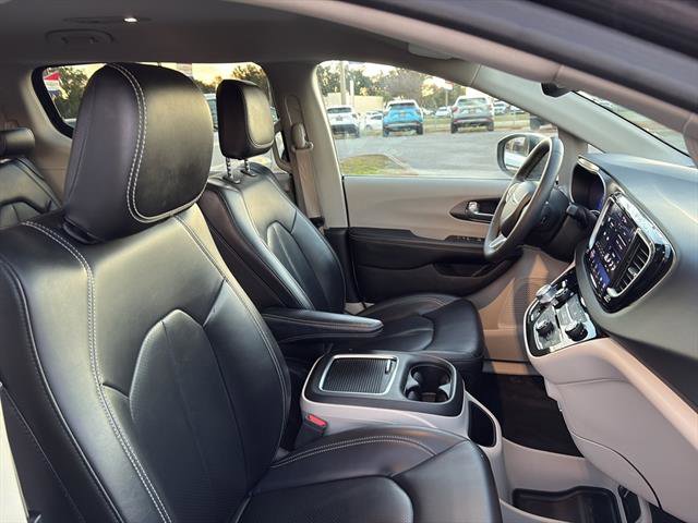 Used 2023 Chrysler Pacifica Touring-L image 9