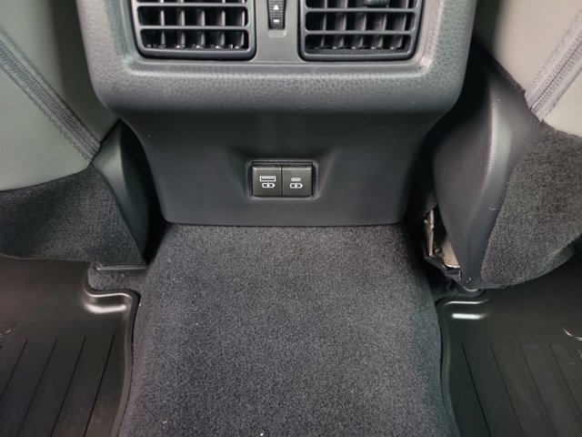 Used 2025 Toyota Camry SE image 11