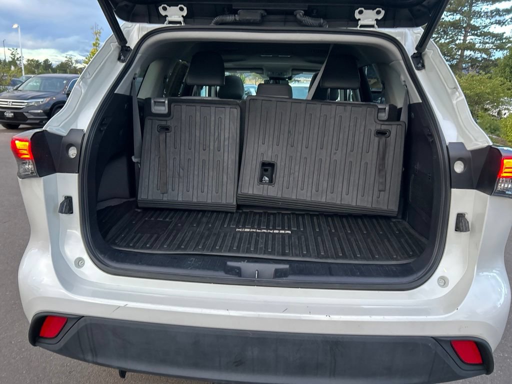 Used 2020 Toyota Highlander XLE AWD/4WD image 18