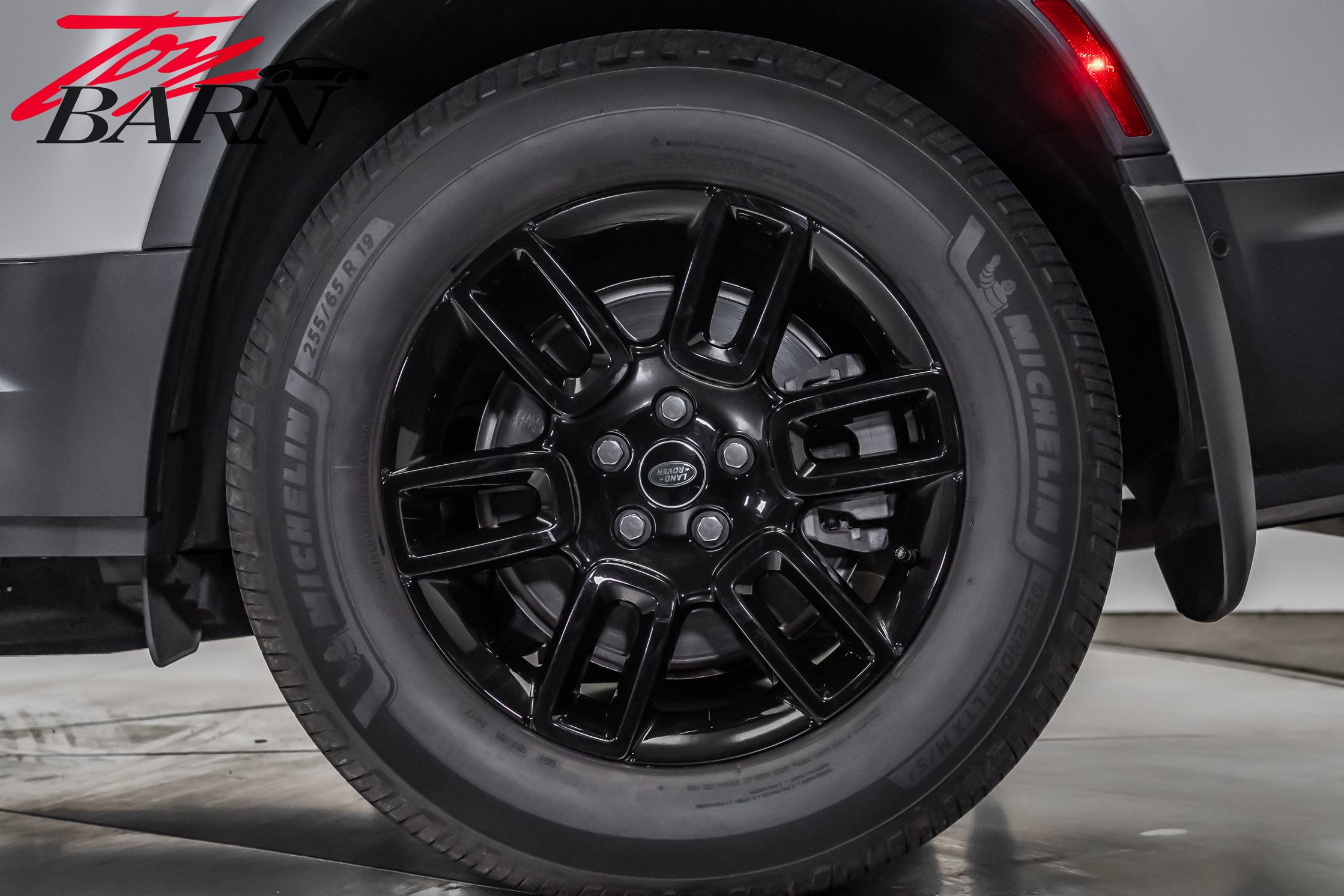 Used 2023 Land Rover Defender 130 SE image 19