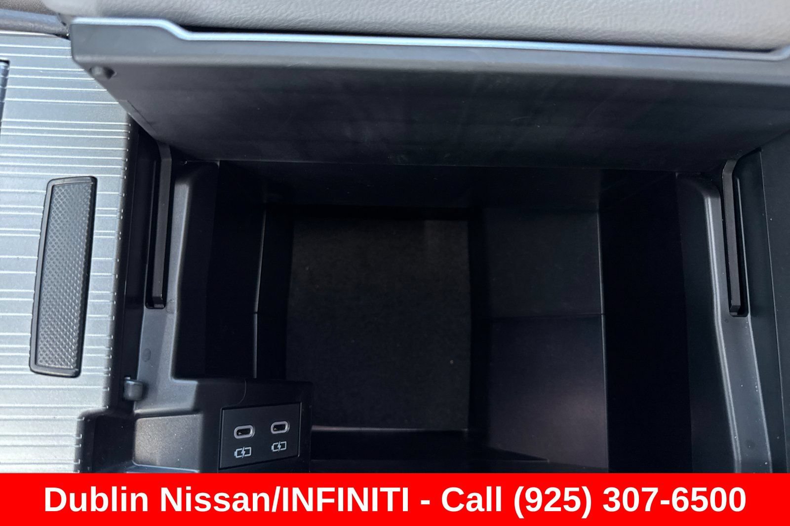 Used 2025 Toyota Sienna XLE FWD image 32