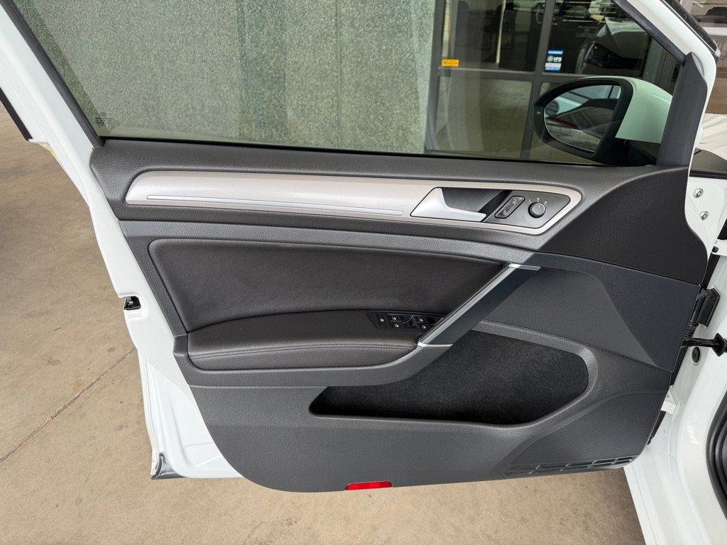 Used 2016 Volkswagen e-Golf SEL Premium w/ Driver Assistance Package FWD image 8