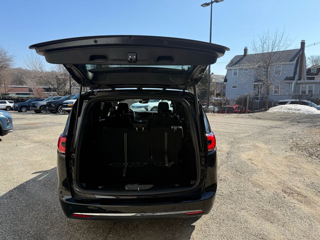 Used 2026 Chrysler Pacifica Select image 5