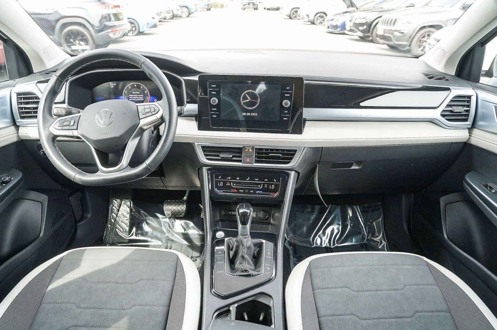 Certified 2025 Volkswagen Taos SE image 12