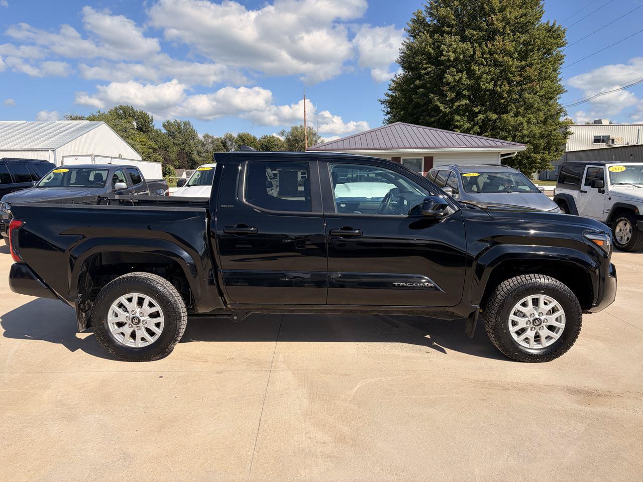 Used 2024 Toyota Tacoma SR5 AWD/4WD image 4