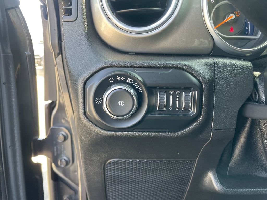 Used 2018 Jeep Wrangler Unlimited Sahara AWD/4WD image 14
