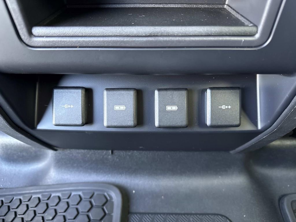 Used 2020 Land Rover Defender 110 SE image 24