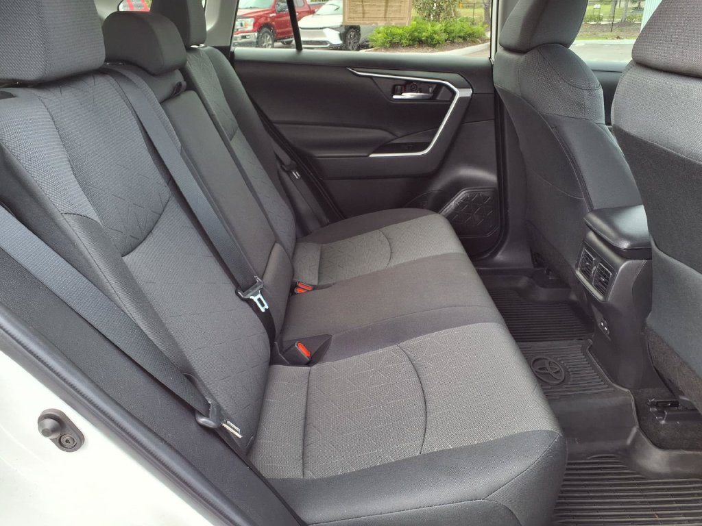 Used 2022 Toyota RAV4 XLE FWD image 16