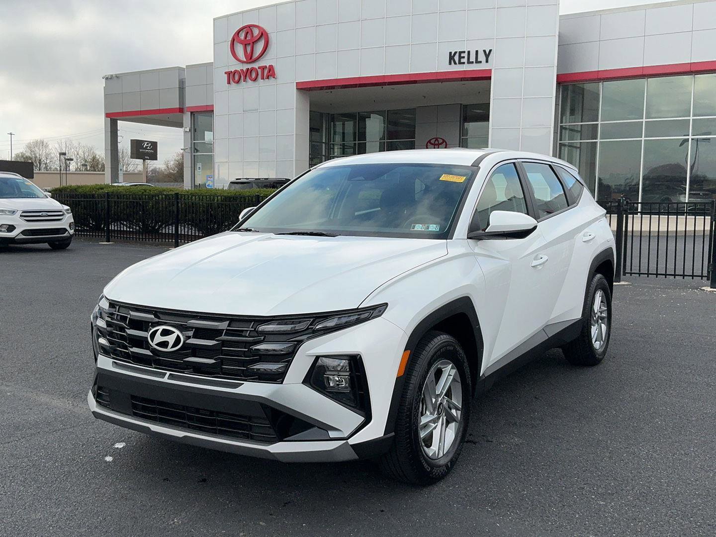 Certified 2025 Hyundai Tucson SE image 1