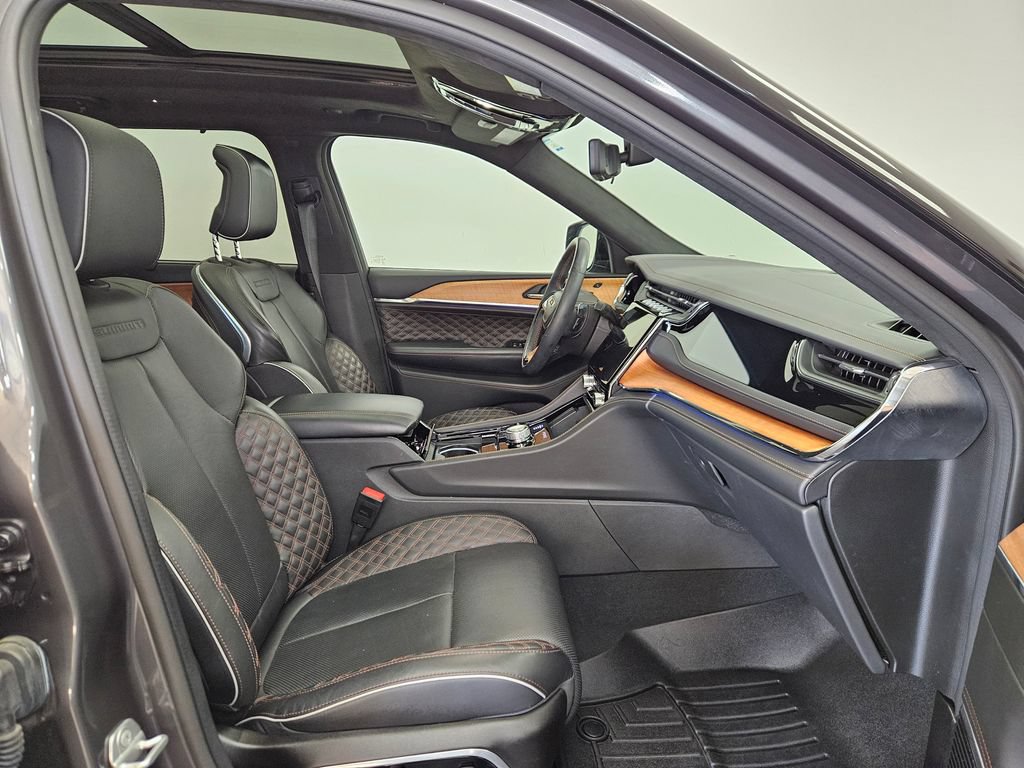 Used 2024 Jeep Grand Cherokee L Summit AWD/4WD image 11