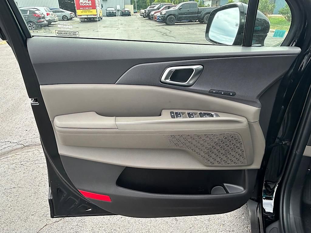 New 2026 Kia Carnival EX FWD image 16