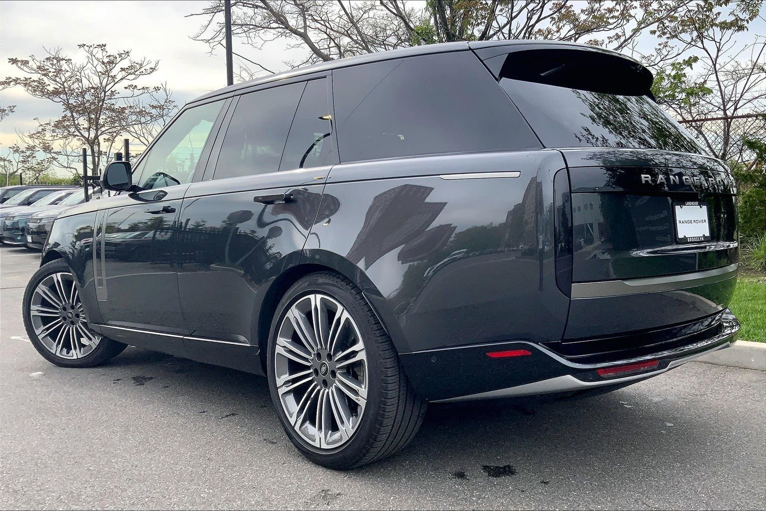 Used 2024 Land Rover Range Rover SE AWD/4WD image 3