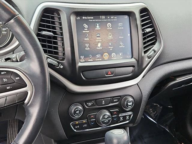 Used 2018 Jeep Cherokee Latitude Plus w/ Comfort/Convenience Group FWD image 14