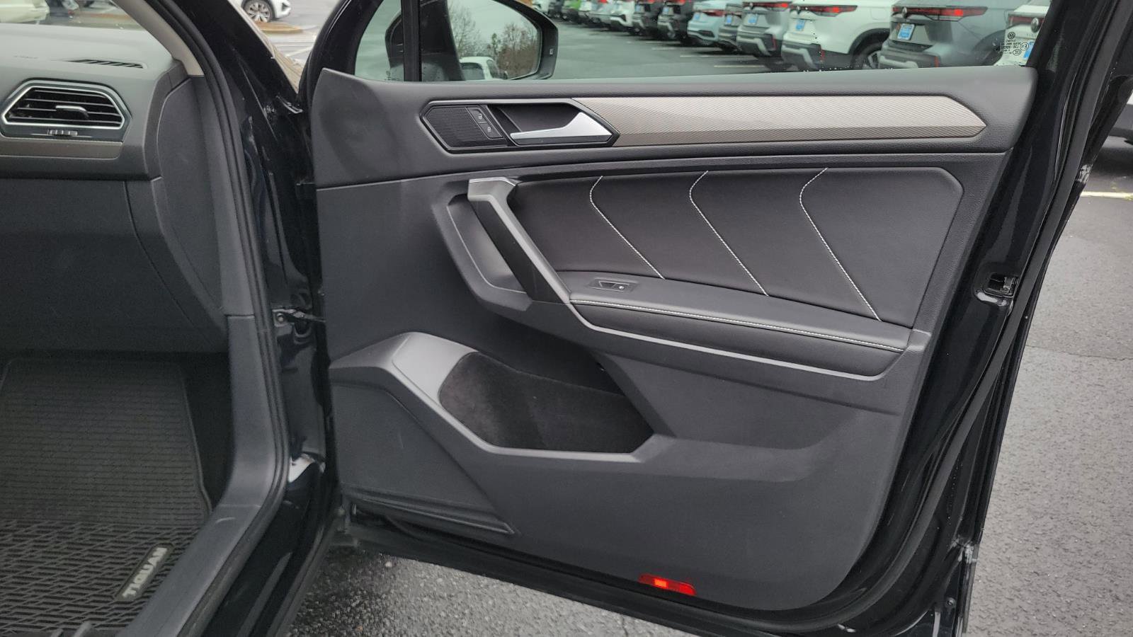 Used 2022 Volkswagen Tiguan SE w/ Panoramic Sunroof Package image 35