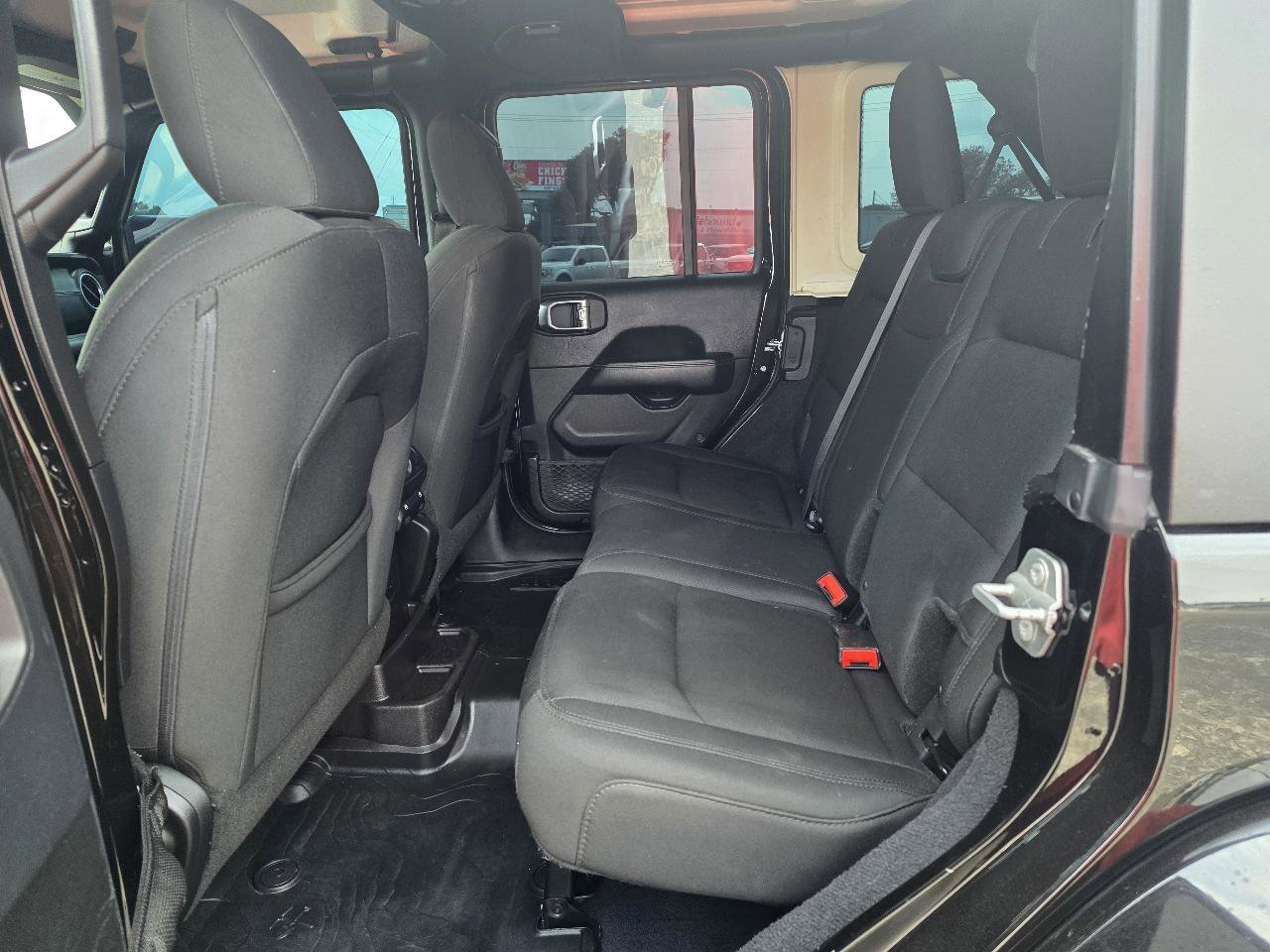 Used 2018 Jeep Wrangler Unlimited Sahara AWD/4WD image 12