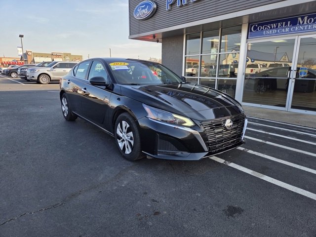 Used 2024 Nissan Altima 2.5 S image 2