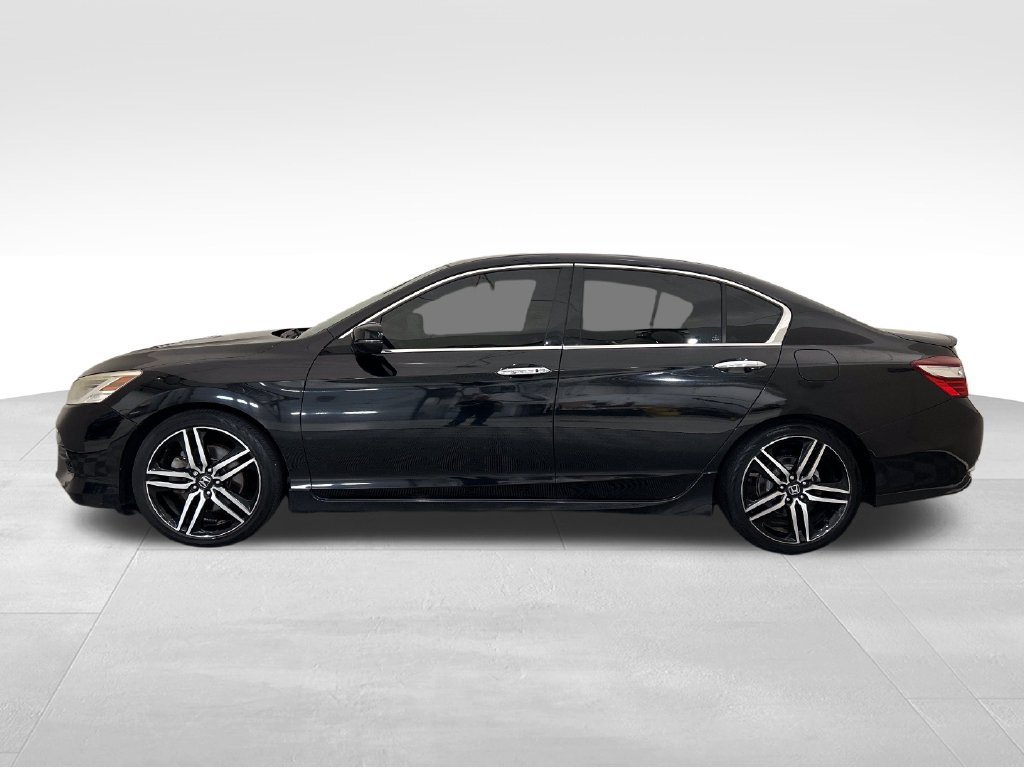 Used 2017 Honda Accord Touring image 2