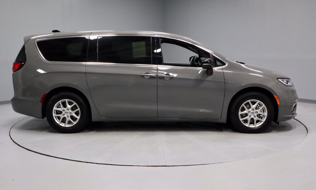 Used 2025 Chrysler Pacifica Select FWD image 6