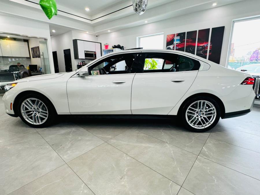 Used 2025 BMW 530i xDrive w/ Premium Package image 4