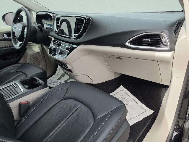 Used 2024 Chrysler Pacifica Touring-L FWD image 22