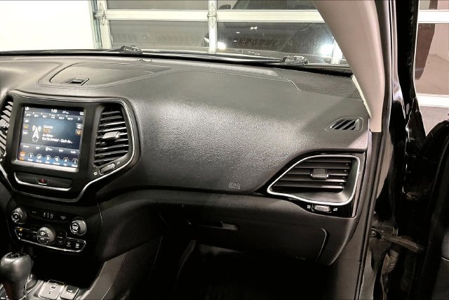 Used 2019 Jeep Cherokee Latitude w/ Comfort & Convenience Group AWD/4WD image 36