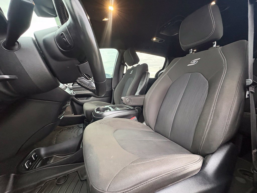 Used 2020 Chrysler Pacifica Touring w/ Advanced Safetytec Group FWD image 12