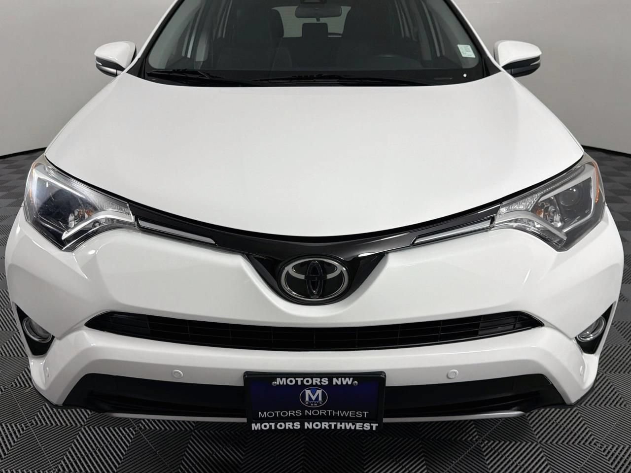 Used 2017 Toyota RAV4 XLE AWD/4WD image 2