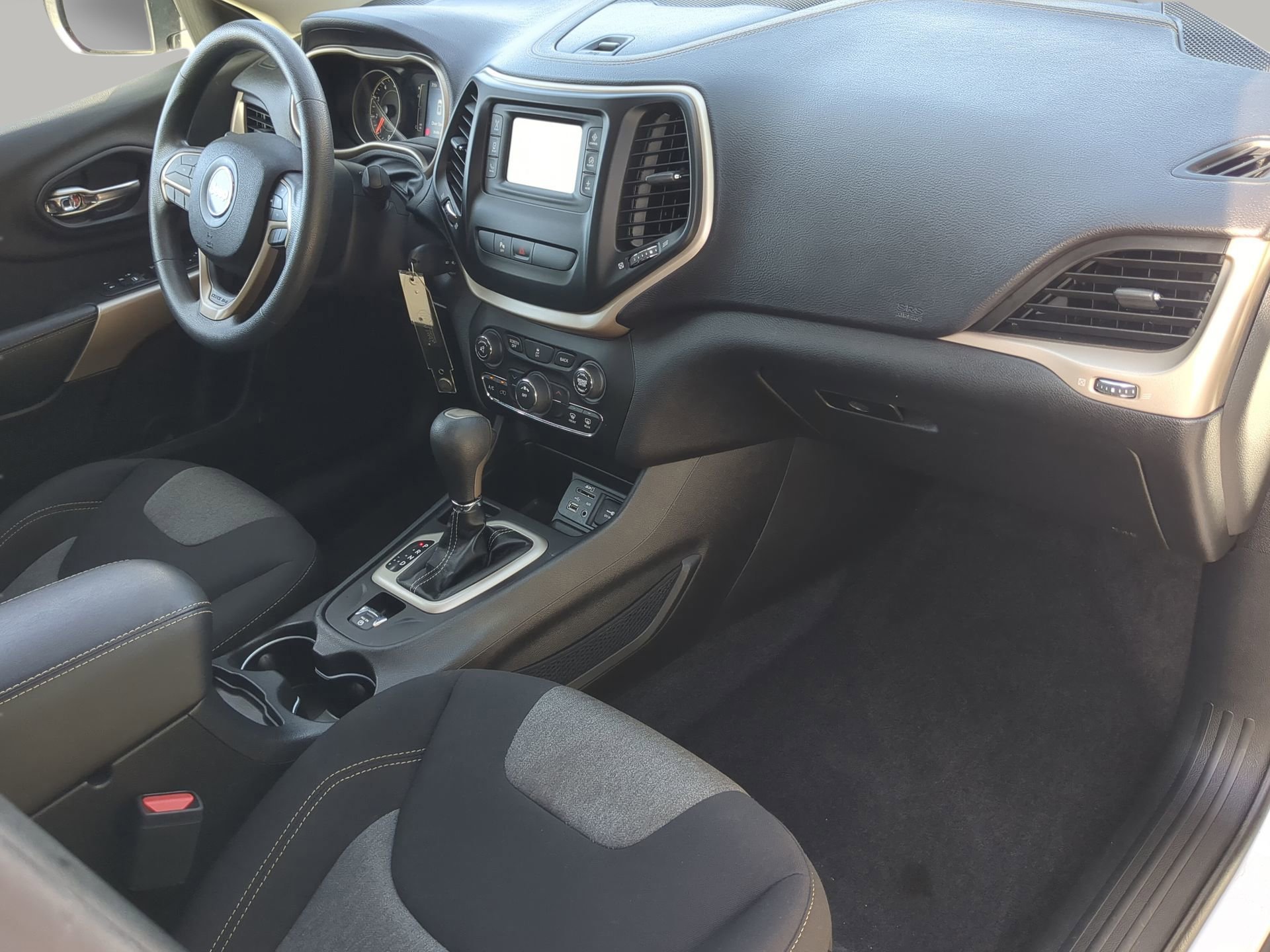 Used 2018 Jeep Cherokee Latitude w/ Safety Group FWD image 48