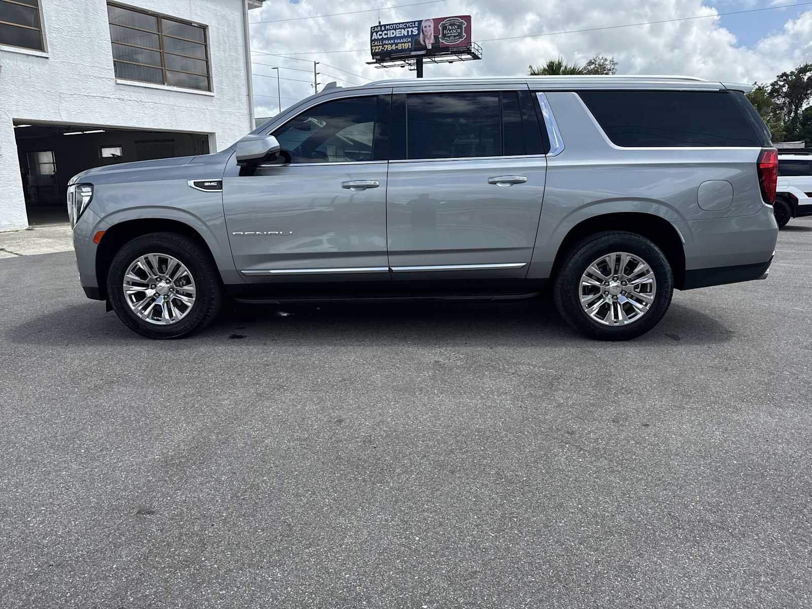 Used 2024 GMC Yukon XL Denali AWD/4WD image 3