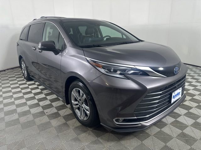 Used 2023 Toyota Sienna Platinum AWD/4WD image 1
