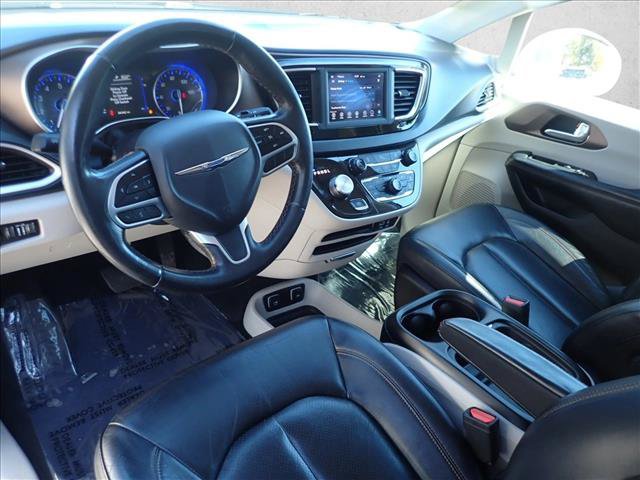 Used 2019 Chrysler Pacifica Touring-L FWD image 11