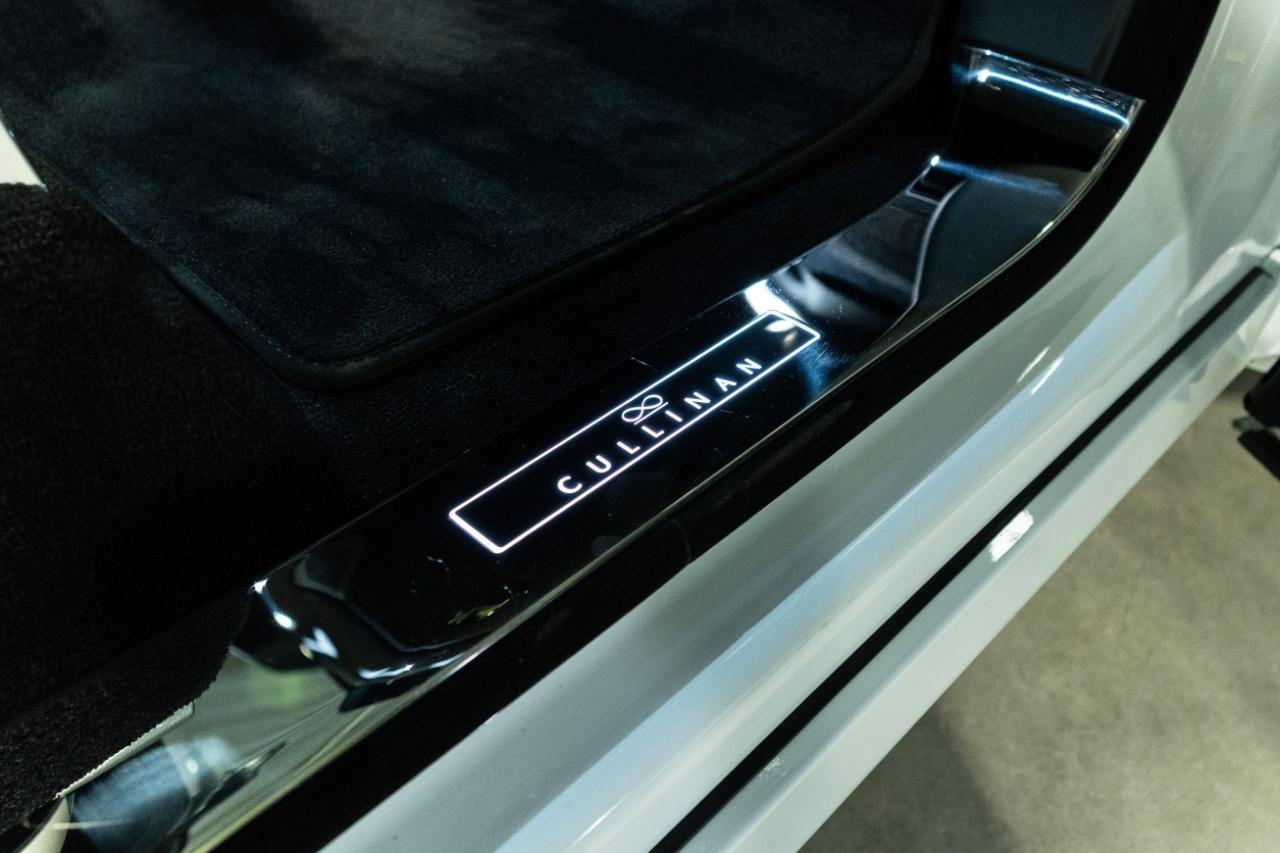 Used 2025 Rolls-Royce Cullinan Black Badge image 32