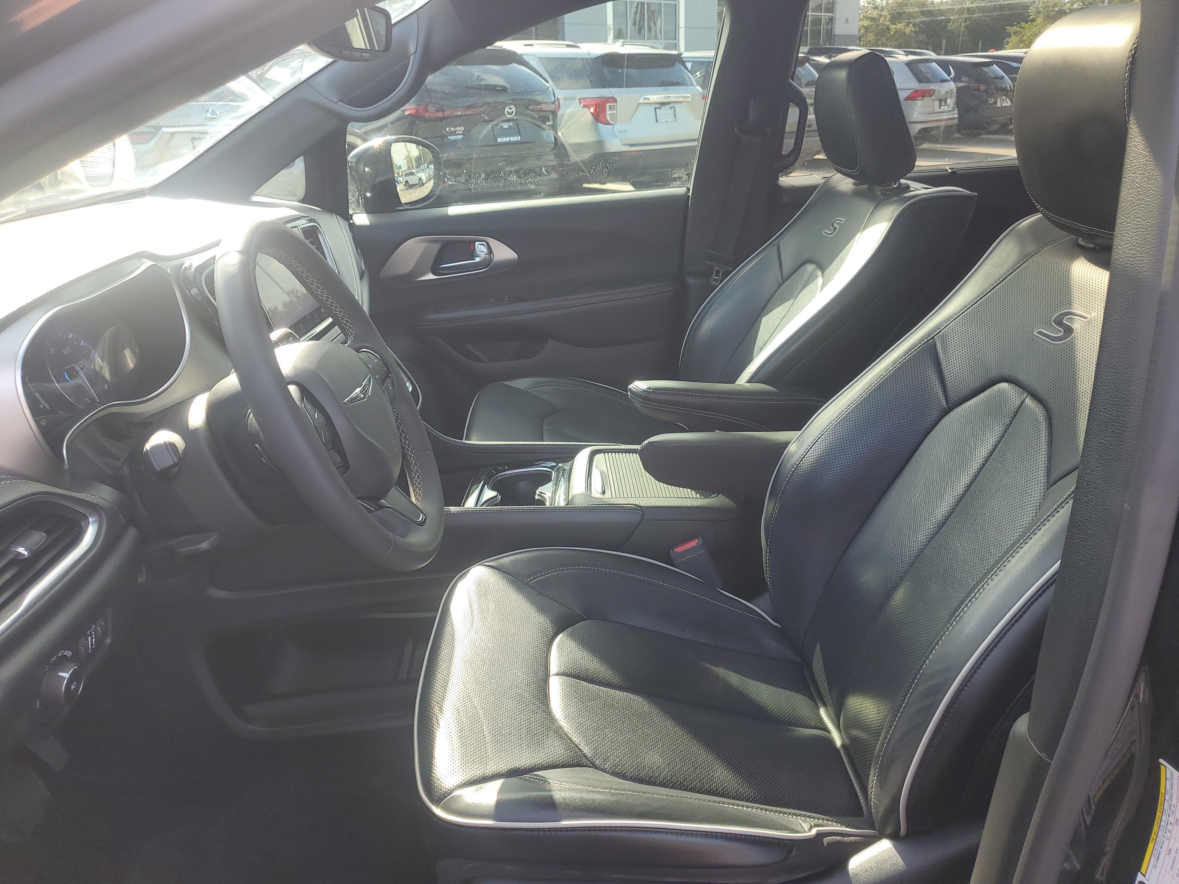 Used 2022 Chrysler Pacifica Limited w/ Uconnect Theater Family Group AWD/4WD image 14