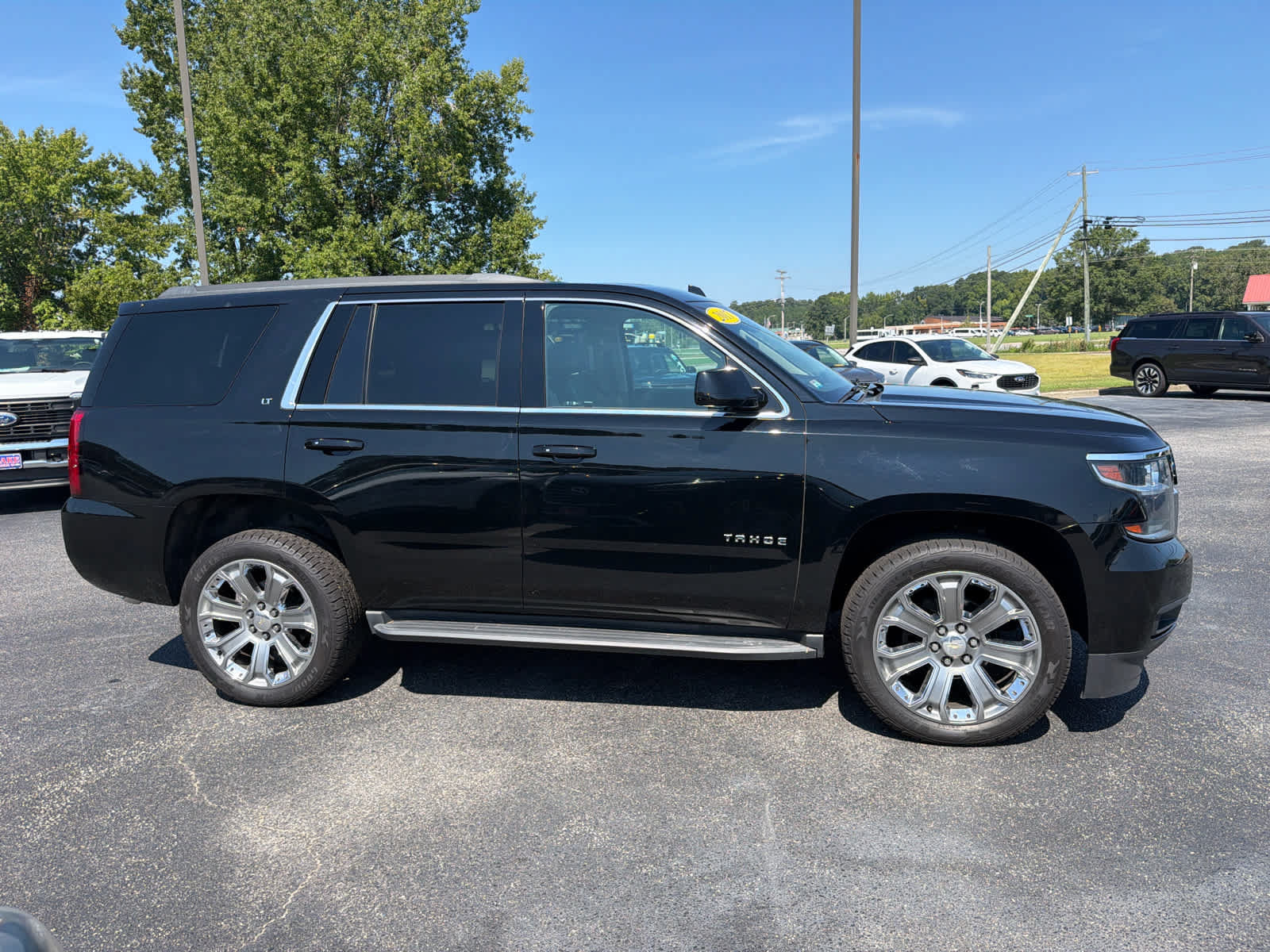 Used 2017 Chevrolet Tahoe LT w/ Luxury Package AWD/4WD image 2